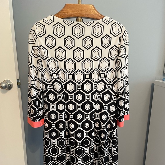 Sandra Darren dress. Size 6. Tailored in back - Picture 3 of 6